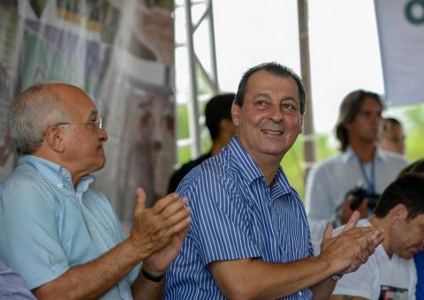 Omar entrega barcaças para atender o escoamento da produção de produtores rurais